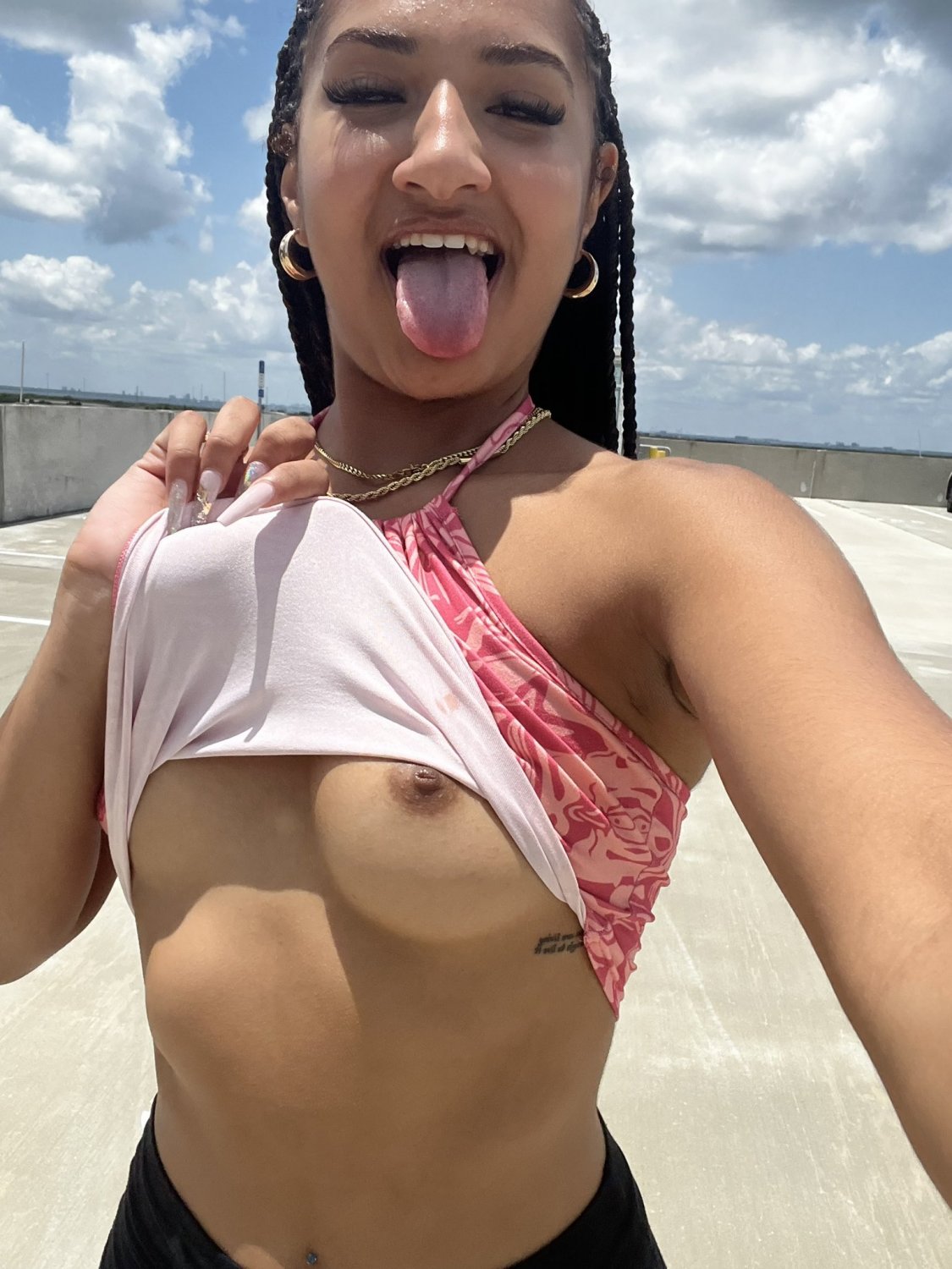 Ruby morena que fuma e senta #WJ0ZpShq